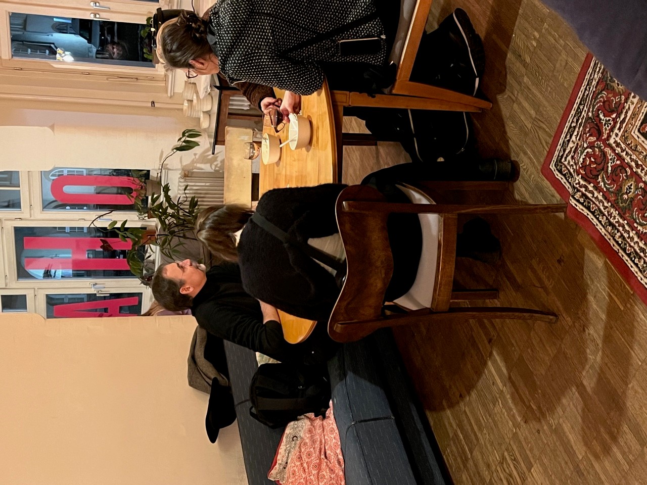 Beisammensitzen im Café OHA