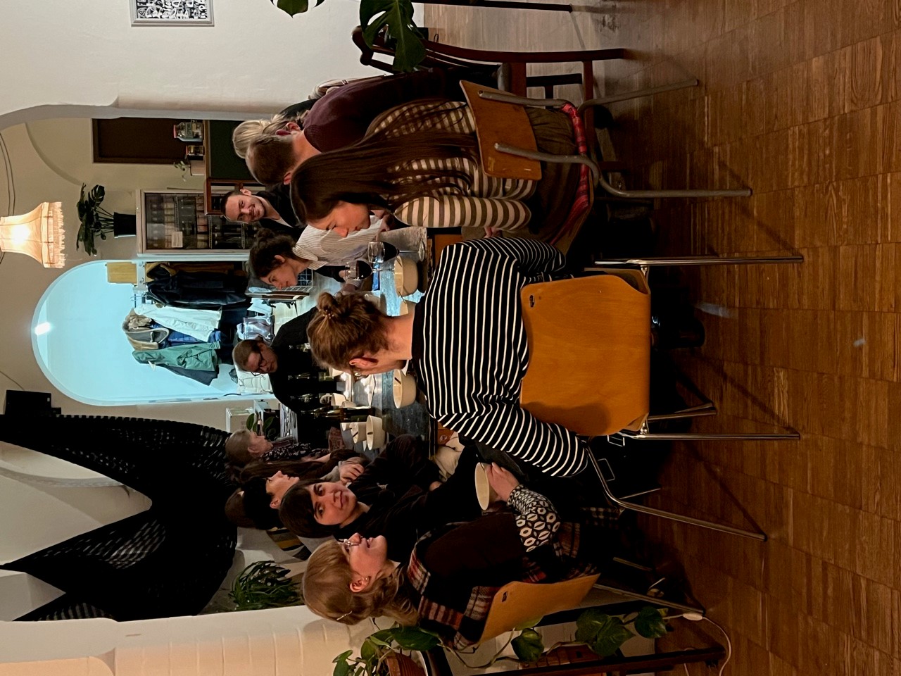 Beisammensitzen im Café OHA