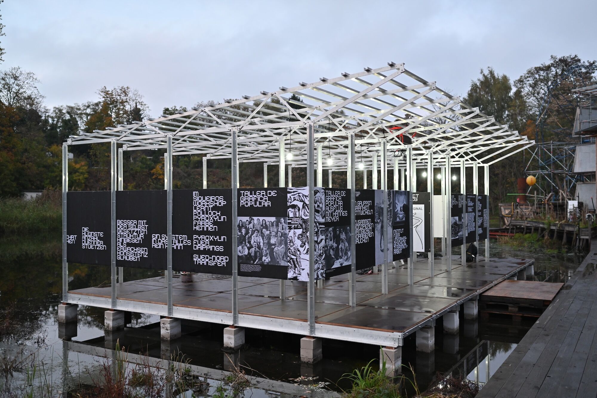 Pavillion Metallgerüst mit Plakaten