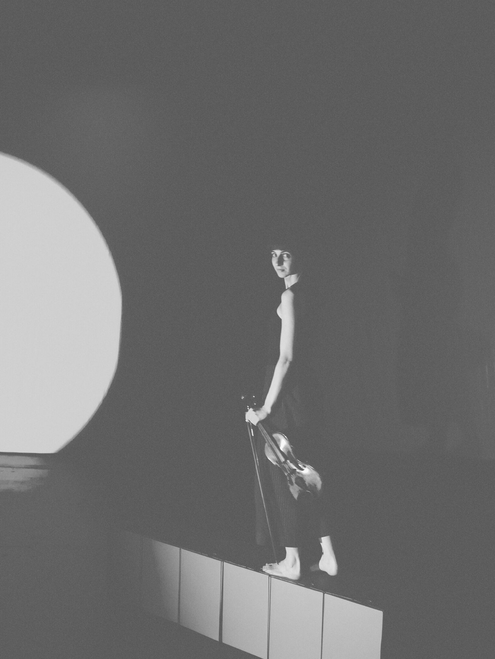 Schwarz-weiß Bild, Person mit Geige