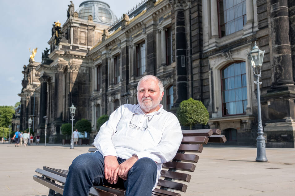 Foto Rektor Matthias Flügge vor der HfBK Dresden