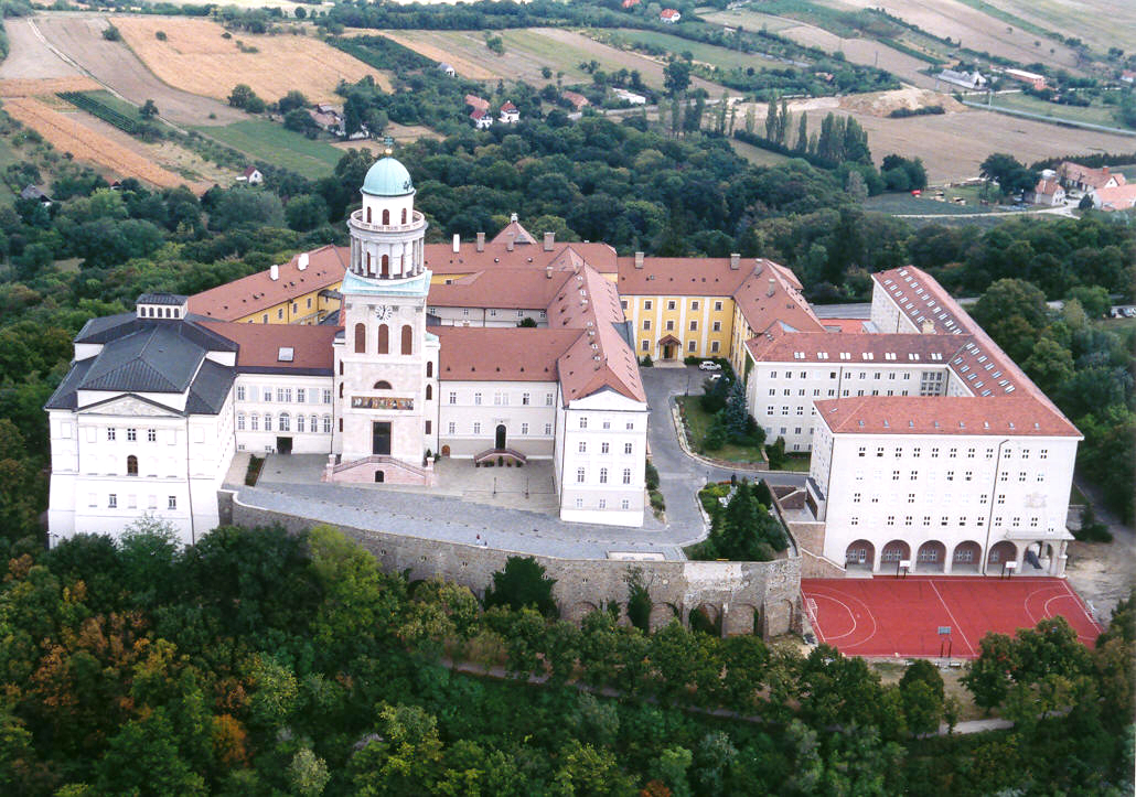 Pannonhalma_-_Bences_apatsag.jpg