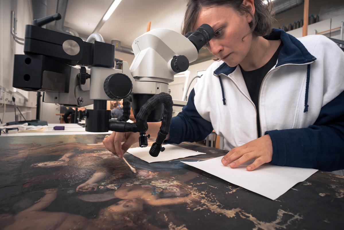 Restaurierungsarbeiten an Gemälde