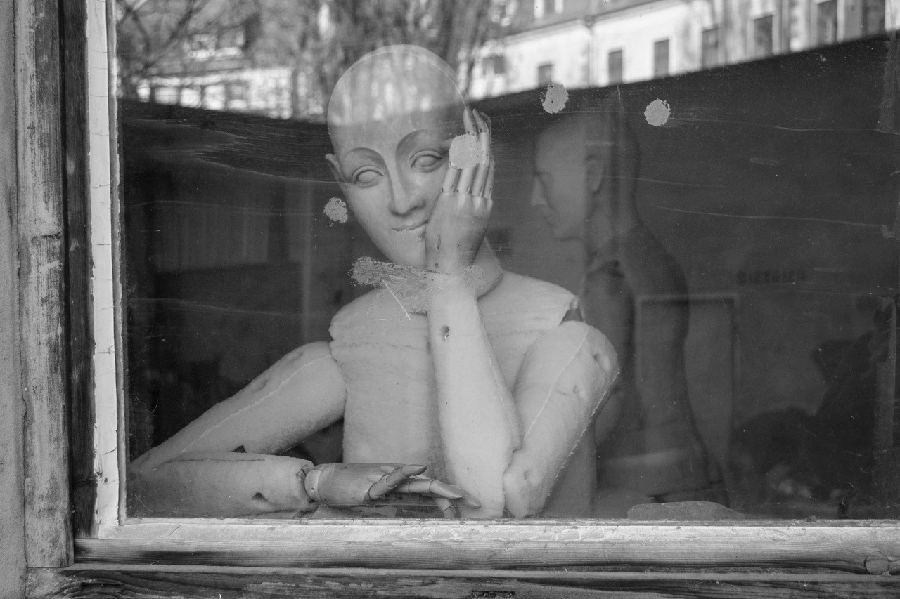 Künstlerpuppe Fotografie schwarz/weiß Künstlerpuppe am Fenster