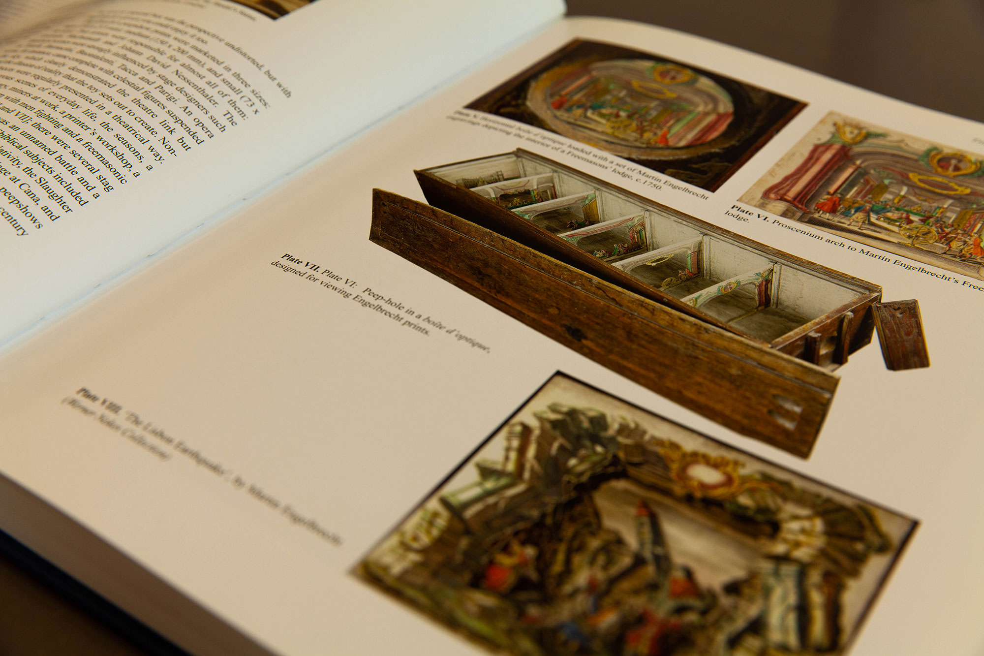 Aufgeschlagene Buchseite mit Abbildungen