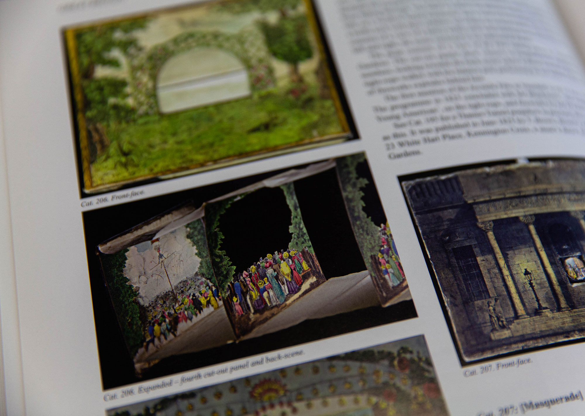 Aufgeschlagene Buchseite, zu sehen sind drei Abbildungen untereinander. Sie zeigen Bühnenmodelle aus Papier