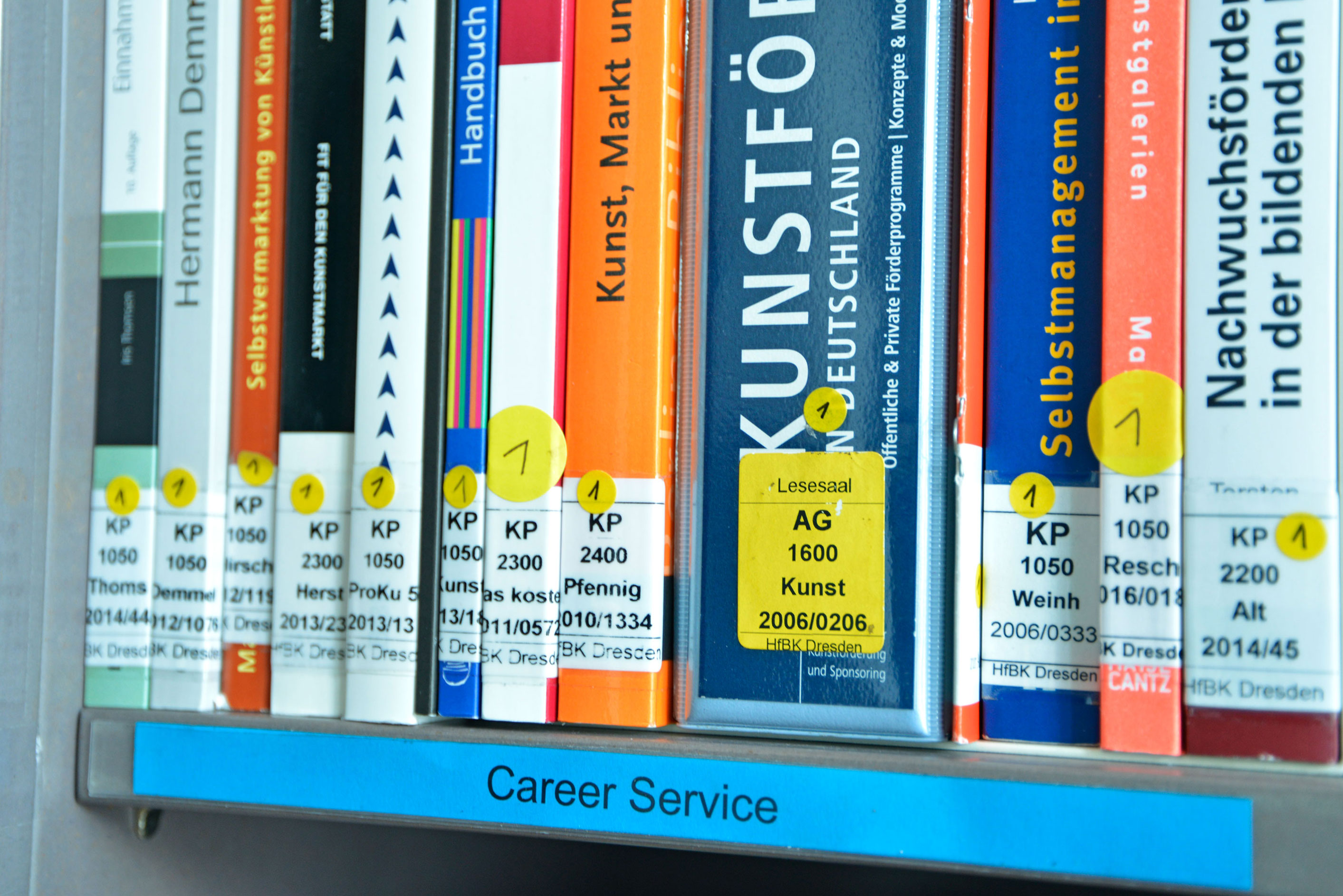 Handapparat des Career Service in der Bibliothek der HfBK Dresden