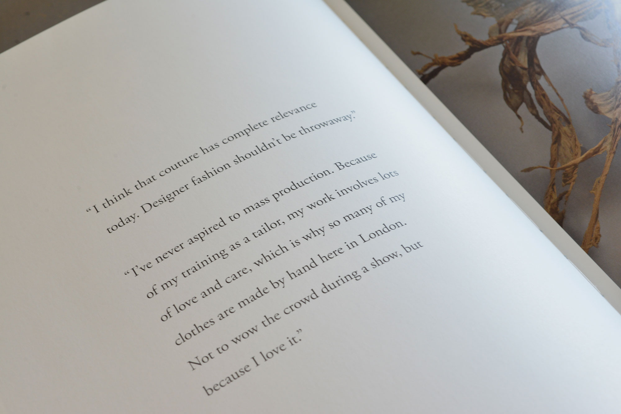 Aufgeschlagene Seiten des Buchs "Alexander McQueen. Savage Beauty"