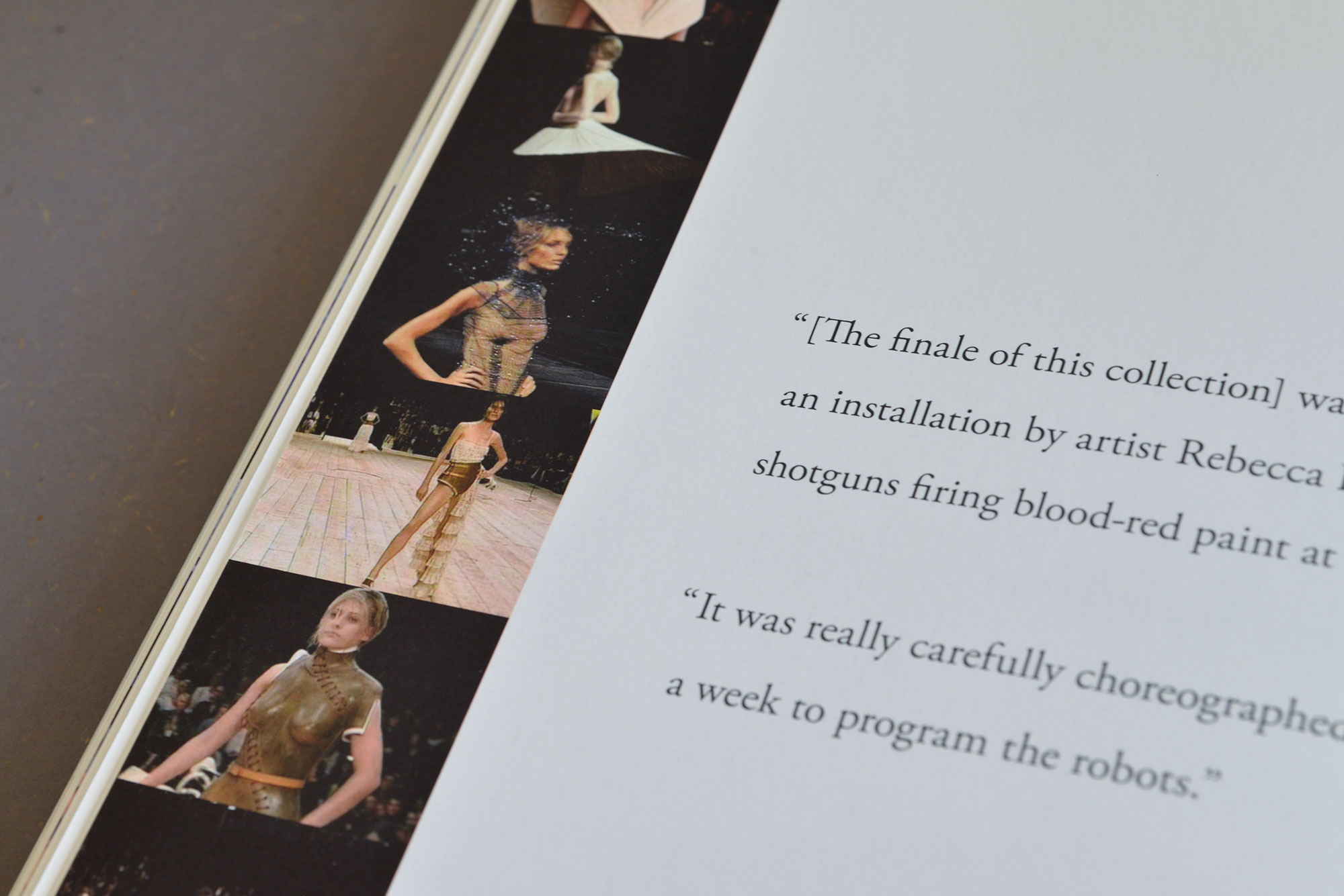 Aufgeschlagene Seiten des Buchs "Alexander McQueen. Savage Beauty"